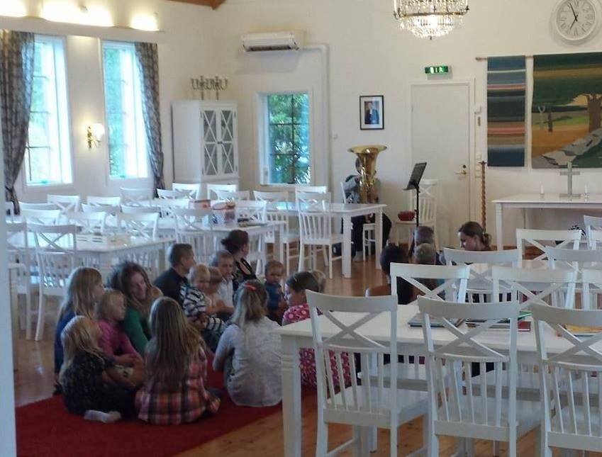 Barn och musik i Birgittagården.jpg