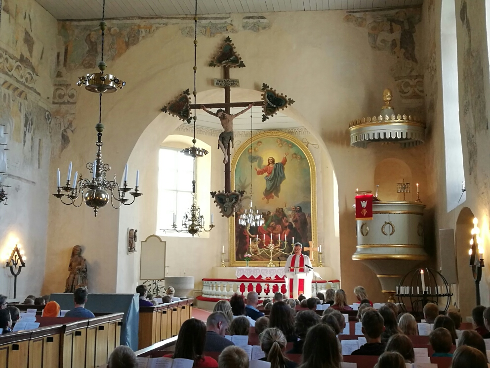 I Sankta Birgitta kyrka är bänkarna fyllda med ungdomar. Stillsamhet råder, uppmärksamheten är på kyrkoherden.